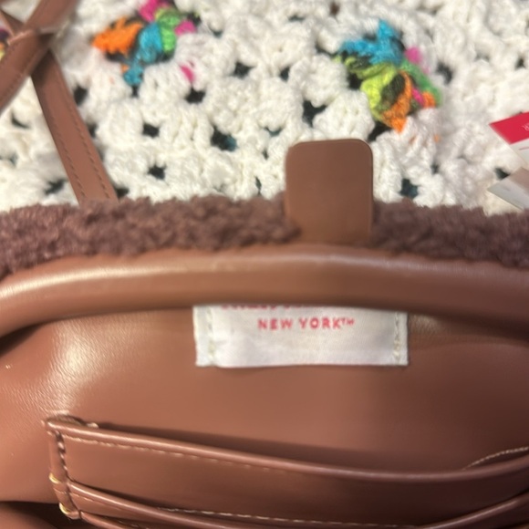 ISAAC MIZRAIHI New York, new with tags celebrate cozy days detachable Crossbody. - Picture 6 of 14